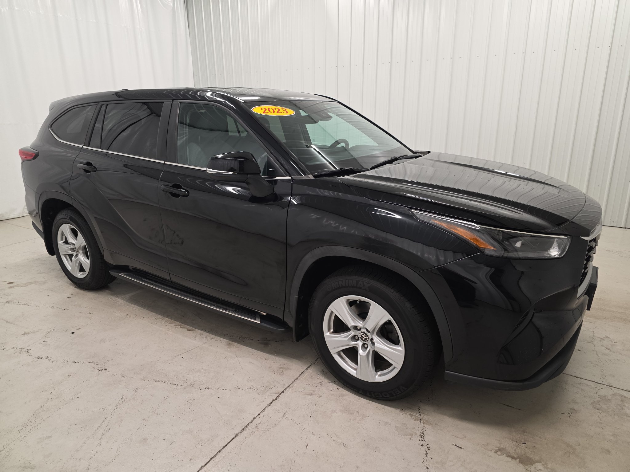 Used 2023 Toyota Highlander L AWD/4WD image 3