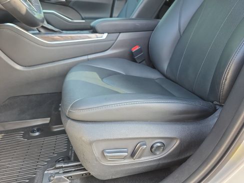 Used 2021 Toyota Highlander Limited FWD image 29