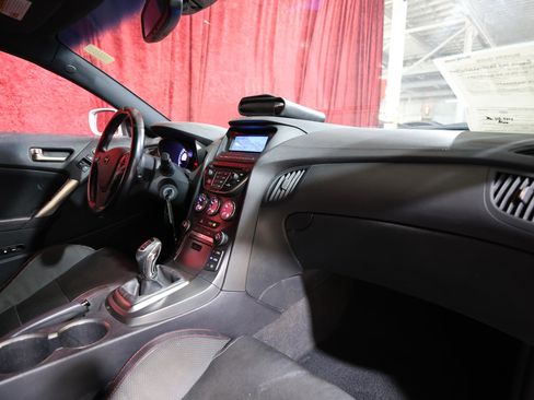 Used 2014 Hyundai Genesis 3.8 RWD image 22