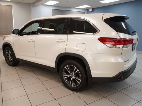 Used 2019 Toyota Highlander LE AWD/4WD image 7