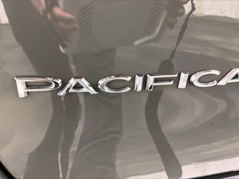 Used 2021 Chrysler Pacifica Touring-L w/ Uconnect Theater Family Group FWD image 8