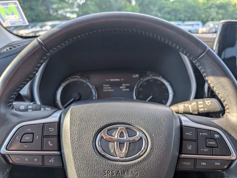 Used 2024 Toyota Highlander XLE AWD/4WD image 26
