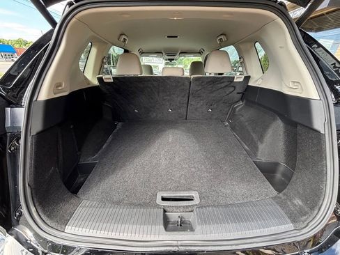 Used 2025 Nissan Rogue SV FWD image 12