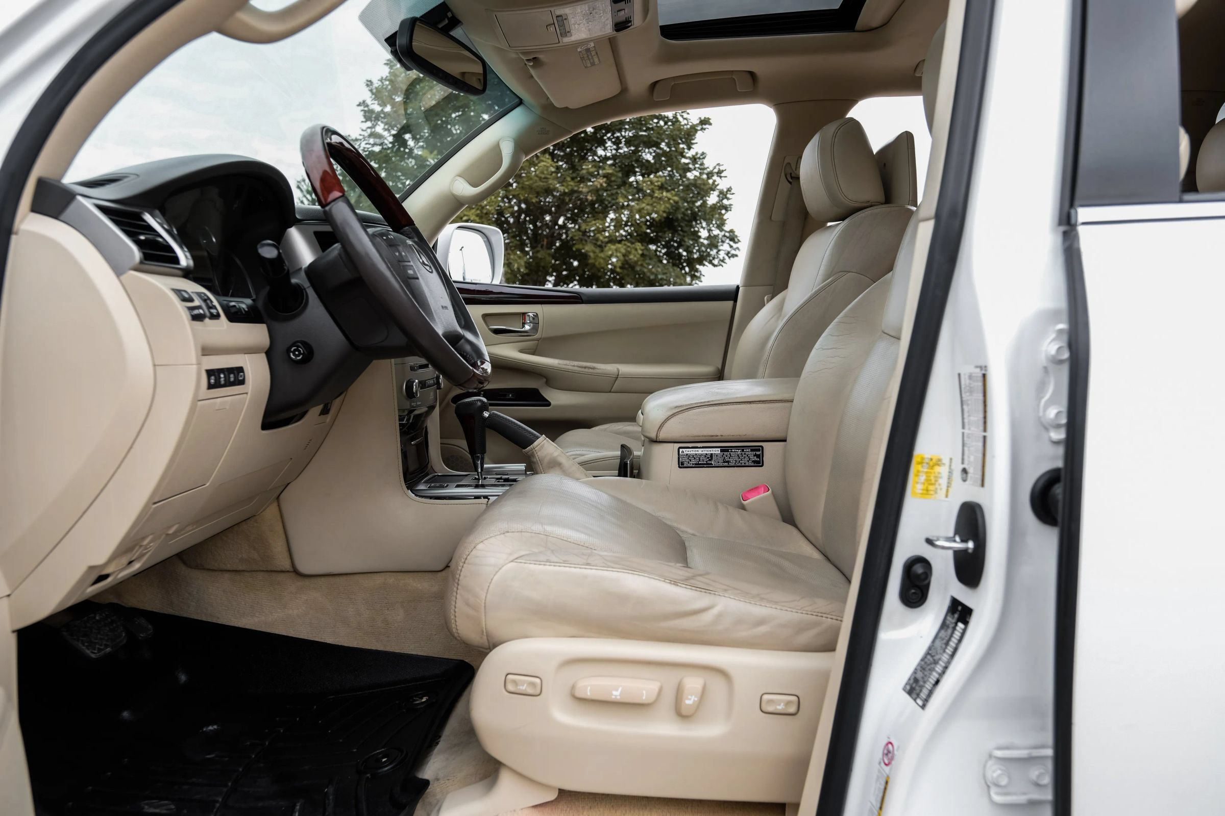 Used 2013 Lexus LX 570 4WD w/ Luxury Pkg image 4