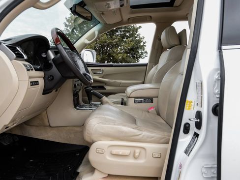 Used 2013 Lexus LX 570 4WD w/ Luxury Pkg image 4