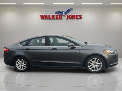Used 2016 Ford Fusion SE image 2