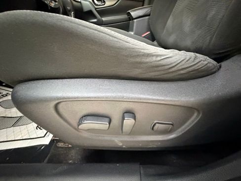 Used 2016 Nissan Rogue SV w/ SV Premium Package image 25