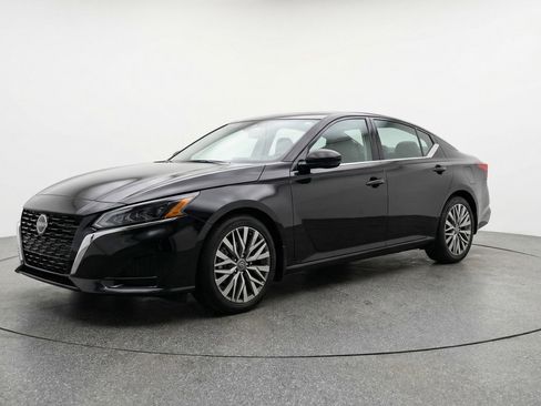 Used 2025 Nissan Altima 2.5 SV FWD image 3