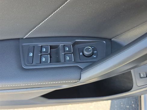 Used 2022 Volkswagen Tiguan SE AWD/4WD image 32
