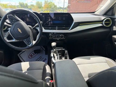 Used 2024 Chevrolet Trax LT w/ Sunroof Package FWD image 17