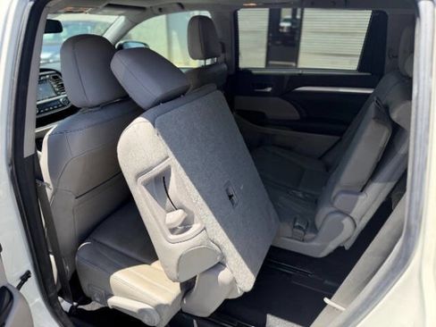 Used 2016 Toyota Highlander XLE AWD/4WD image 10