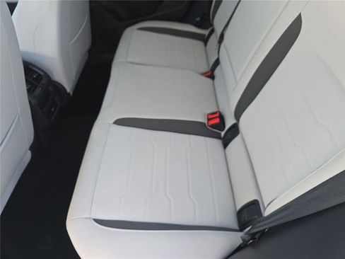 Used 2025 Volkswagen Taos SE image 12