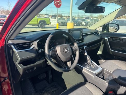 Used 2021 Toyota RAV4 LE image 11