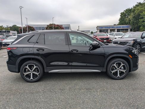 New 2025 Volkswagen Tiguan SE image 3