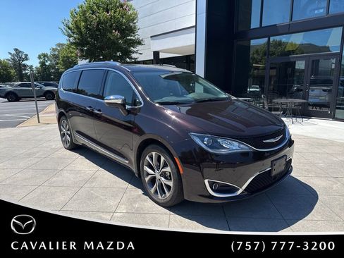 Used 2017 Chrysler Pacifica Limited w/ UConnect Theater Package FWD image 1