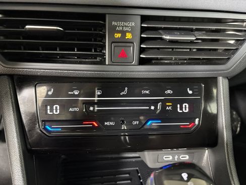 Used 2025 Volkswagen Jetta SE w/ Sunroof Package FWD image 20