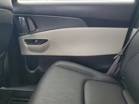 Used 2023 Kia Carnival LX image 24