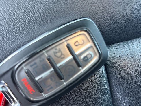 Used 2025 Chrysler Pacifica Select FWD image 11