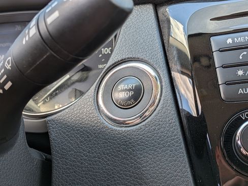 Used 2019 Nissan Rogue SV AWD/4WD image 30