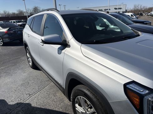 Used 2022 GMC Terrain SLE w/ Driver Convenience Package FWD image 4