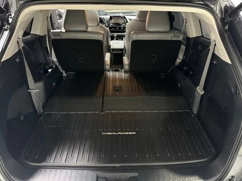 Used 2022 Toyota Highlander XLE AWD/4WD image 17