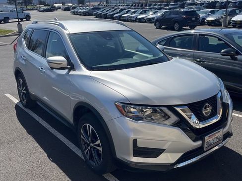 Used 2019 Nissan Rogue SV w/ Premium Package image 3