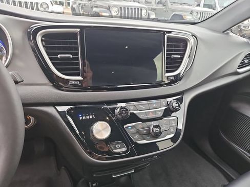 Used 2025 Chrysler Pacifica Select FWD image 11