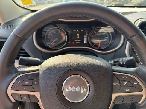 Used 2016 Jeep Cherokee Latitude w/ Comfort & Sound Group FWD image 9