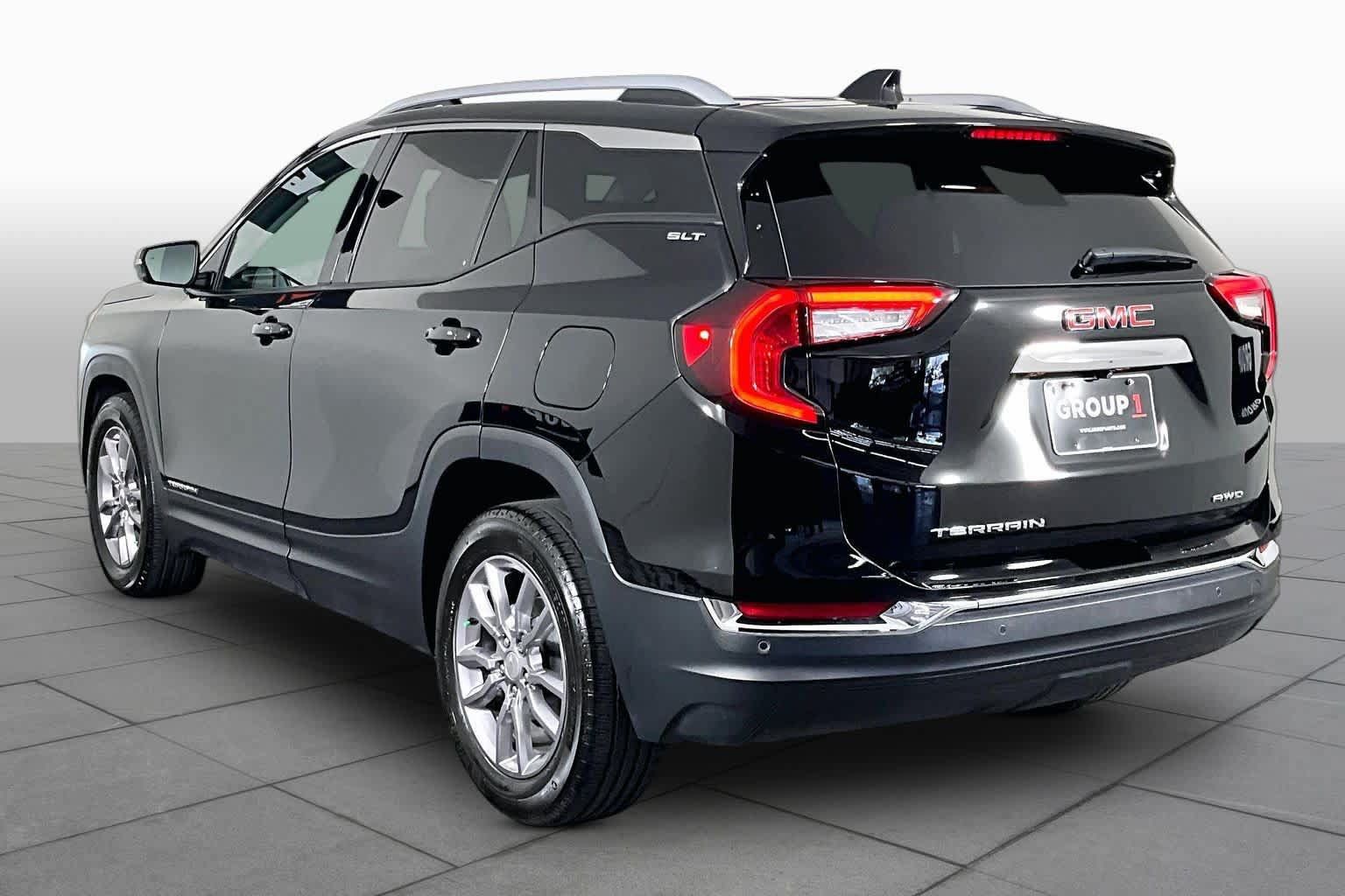 Used 2024 GMC Terrain SLT AWD/4WD image 11