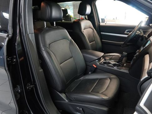 Used 2017 Ford Explorer XLT w/ Equipment Group 202A AWD/4WD image 25