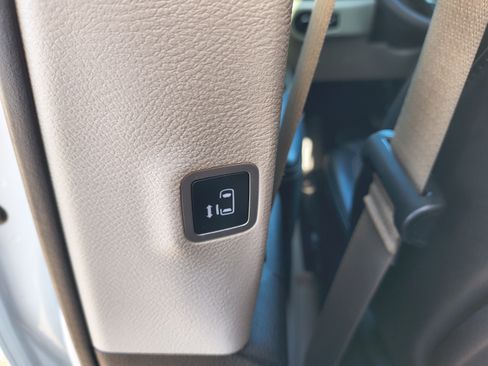 Used 2020 Chrysler Voyager Lxi FWD image 18