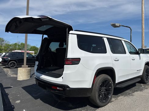 New 2025 Jeep Wagoneer Series II w/ HD Trailer Tow Package image 19