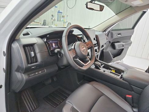 Used 2025 Nissan Pathfinder SL w/ Cargo Package FWD image 18