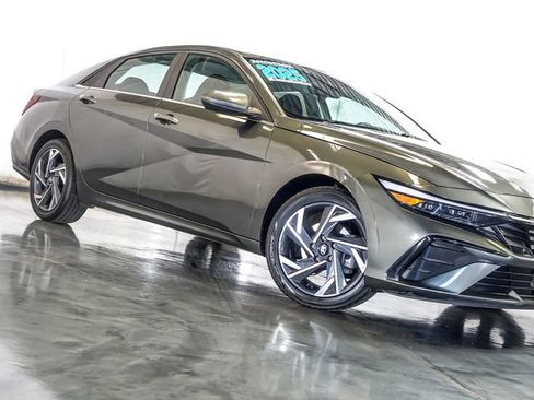 Used 2025 Hyundai Elantra SEL image 5