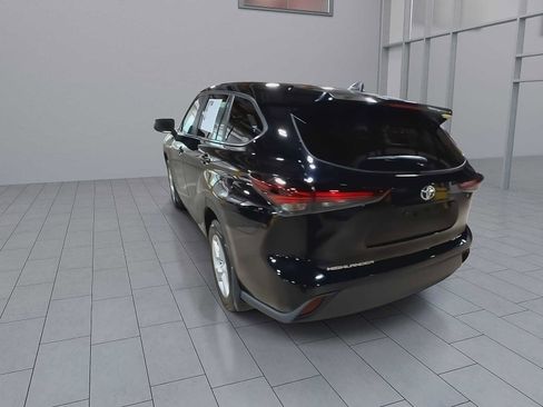 Used 2024 Toyota Highlander LE AWD/4WD image 7