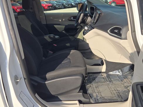 Used 2024 Chrysler Voyager LX FWD image 6