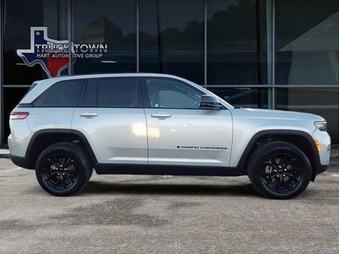 Used 2024 Jeep Grand Cherokee Altitude AWD/4WD image 2