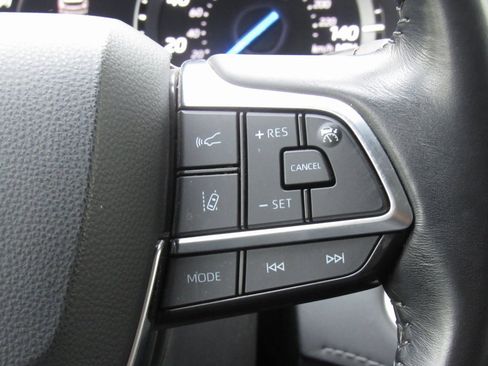 Certified 2021 Toyota Highlander XLE image 30