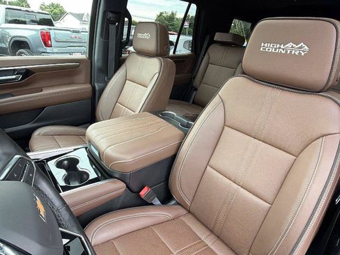 Used 2025 Chevrolet Tahoe High Country AWD/4WD image 5