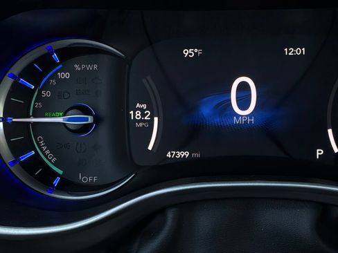 Used 2023 Chrysler Pacifica Touring-L FWD image 46