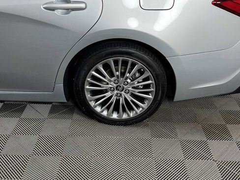 Used 2019 Toyota Avalon Limited image 32