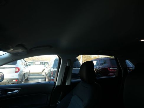 Used 2021 Ford Edge SE image 11