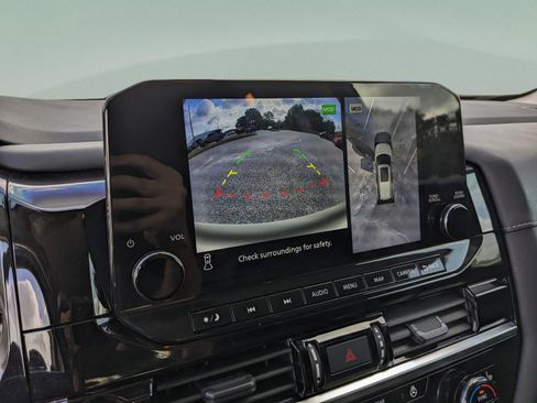 Used 2024 Nissan Pathfinder SL w/ Black Appearance Package image 32