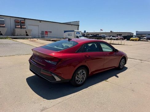 Used 2024 Hyundai Elantra SEL FWD image 3