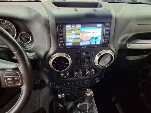Used 2016 Jeep Wrangler Unlimited Sahara AWD/4WD image 9