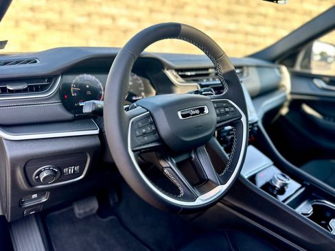 New 2025 Jeep Grand Cherokee Laredo image 2