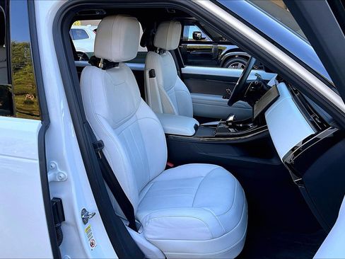 Used 2025 Land Rover Range Rover Sport image 6