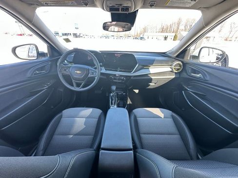 Used 2025 Chevrolet Trax LT image 9