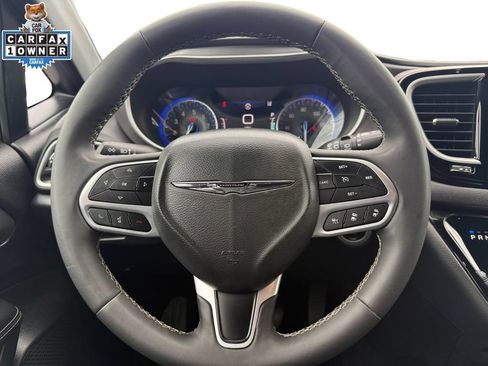Used 2025 Chrysler Pacifica Select FWD image 12