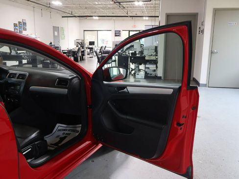 Used 2013 Volkswagen Jetta SE FWD image 26